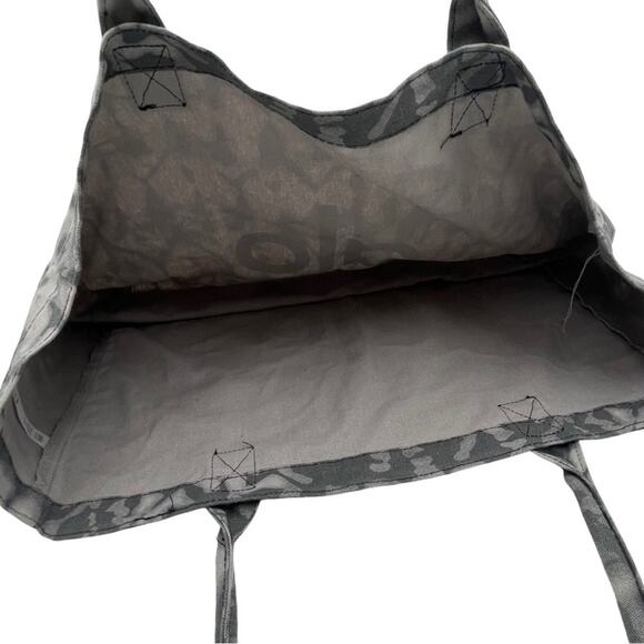 ALO gray canvas tote bag - Gym Overnight Bag - XLarge - Tiedye Grey Tote… - Picture 5 of 13